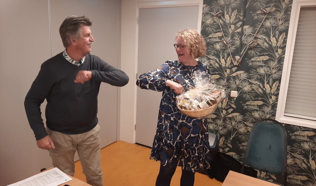 Sonja Hilgenga wordt gefeliciteerd door bestuurslid Frits Haan met haar uitverkiezing tot lijsttrekker voor het CDA Aa en Hunze. (eigen foto)  