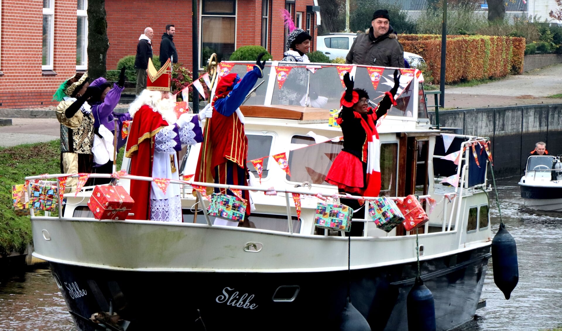 Sinterklaas arriveert in Wildervank (foto Arend Lichtenberg).