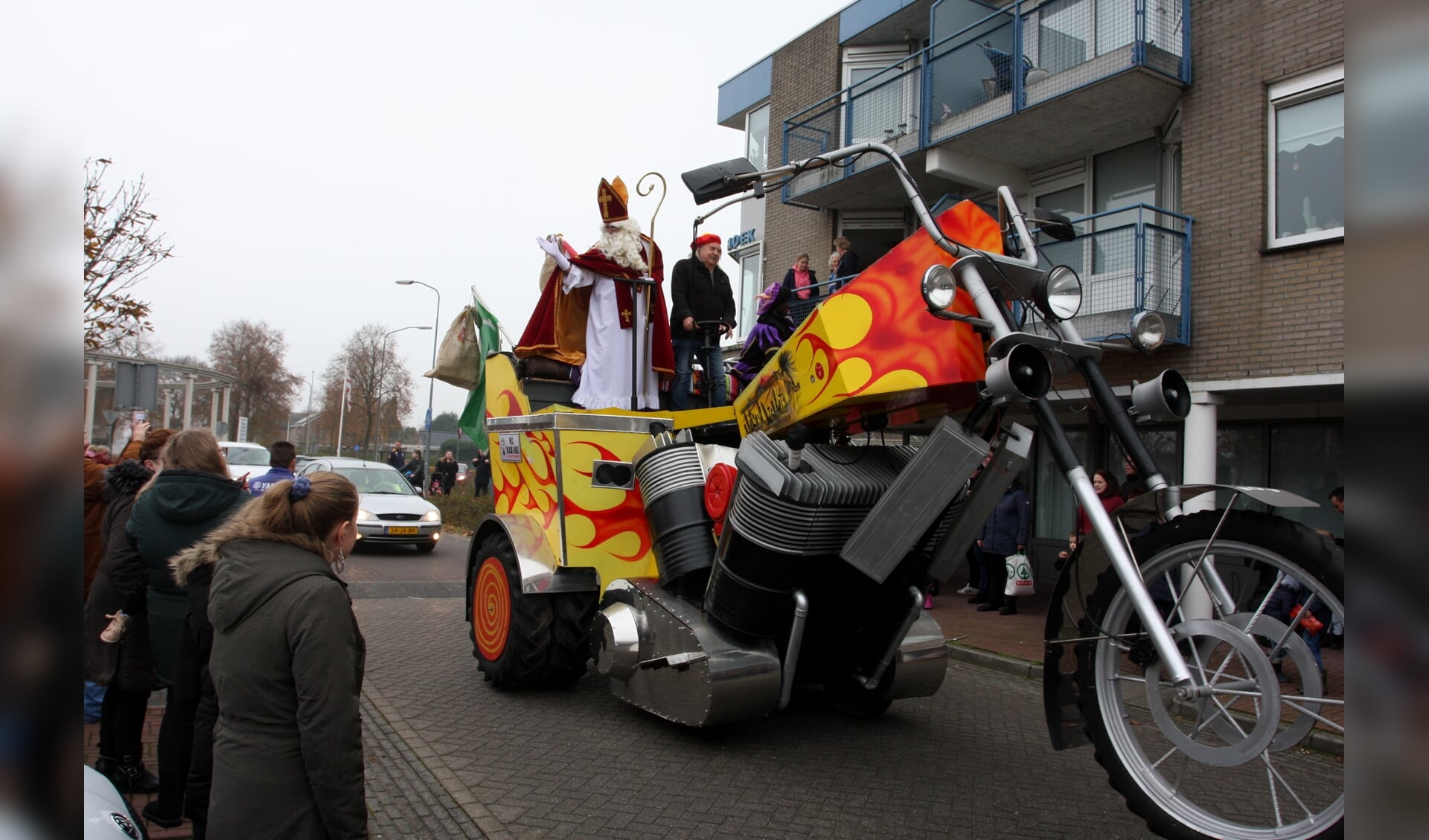 De Sint genoot met volle teugen van het ritje op de reusachtige motor.