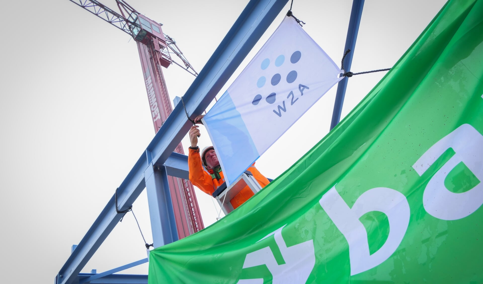 De WZA-vlag wappert op de nieuwbouw: het hoogste punt is bereikt (foto WZA)