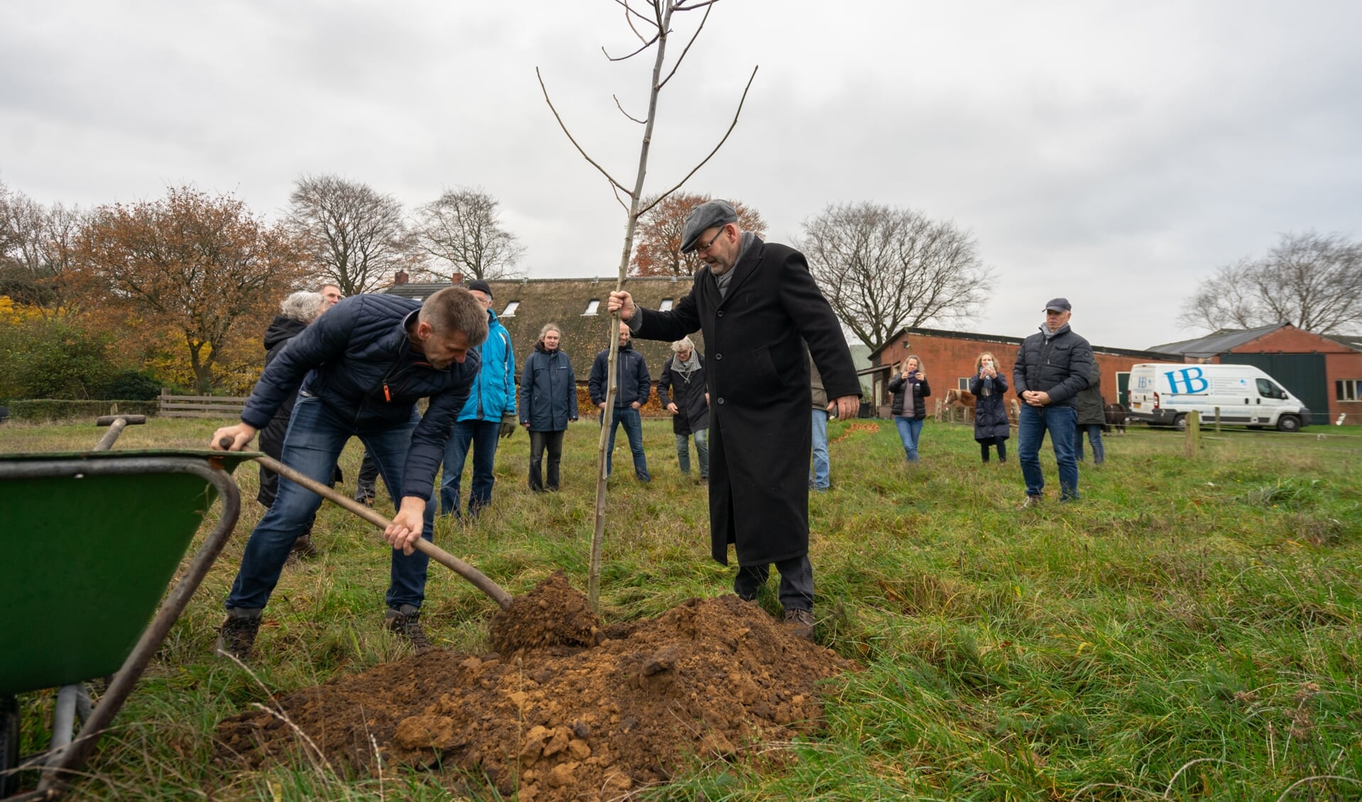 Wethouder René Kraaijenbrink assisteert bij het planten van de eerste boom. (foto Liam Kuiper/LK Media)
