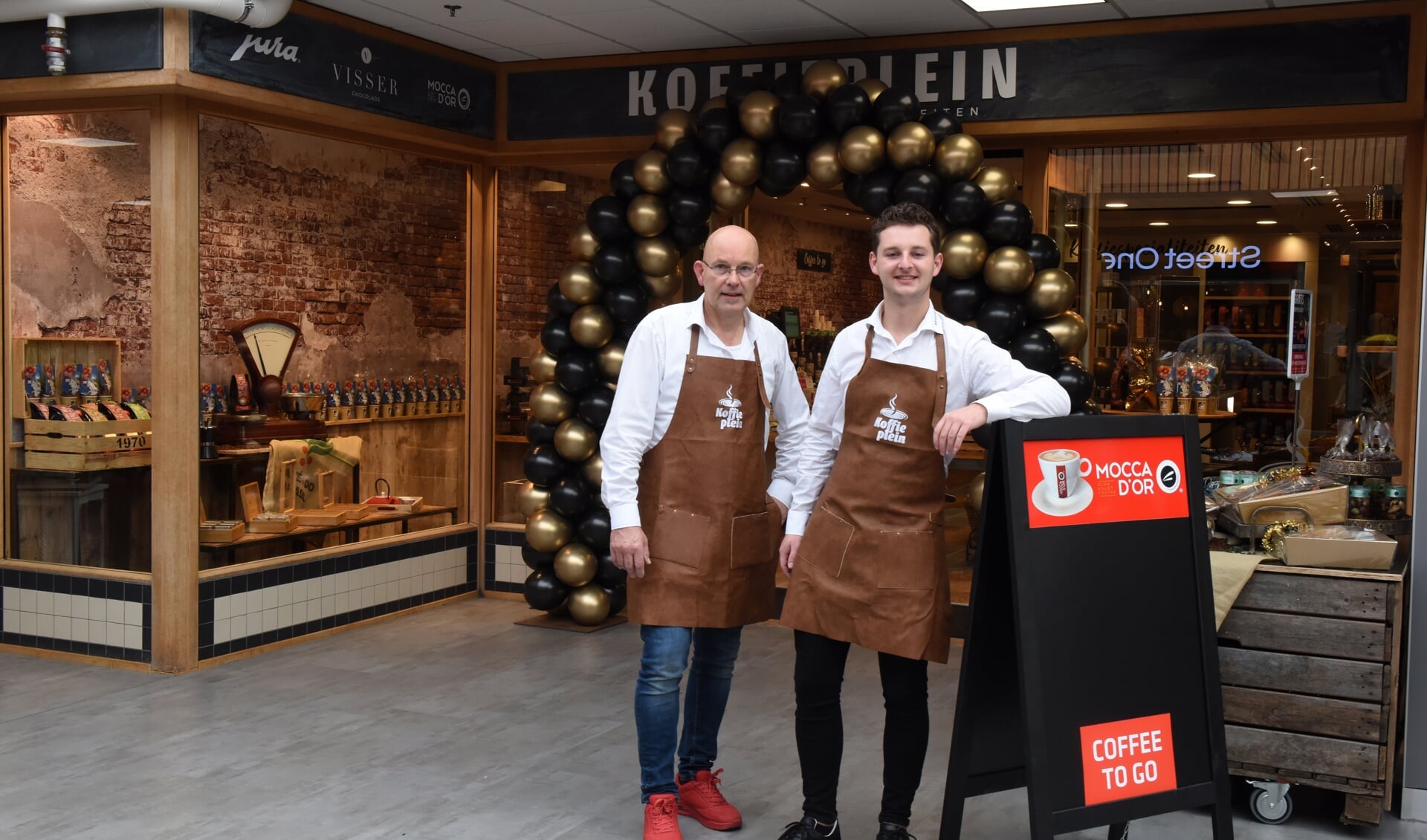Vader Fred en zoon Rob van Loenen voor hun nieuwe Koffieplein-vestiging in Hoogezand. (foto Bert Buiring)