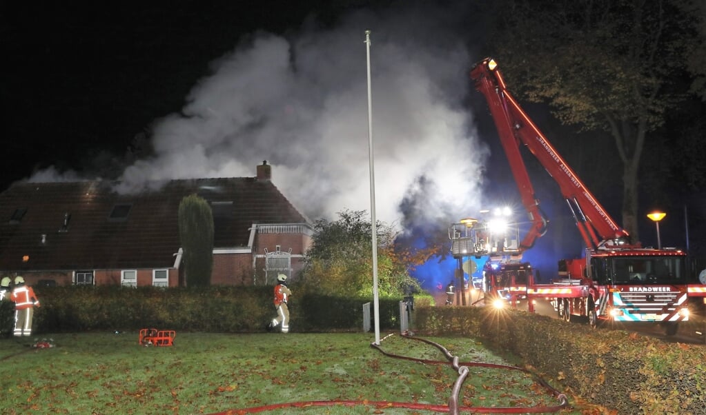 De brandweer bestrijdt het vuur in de boerderij aan 't Witzand in Eext. (foto Persbureau Drenthe/Herman van Oost)