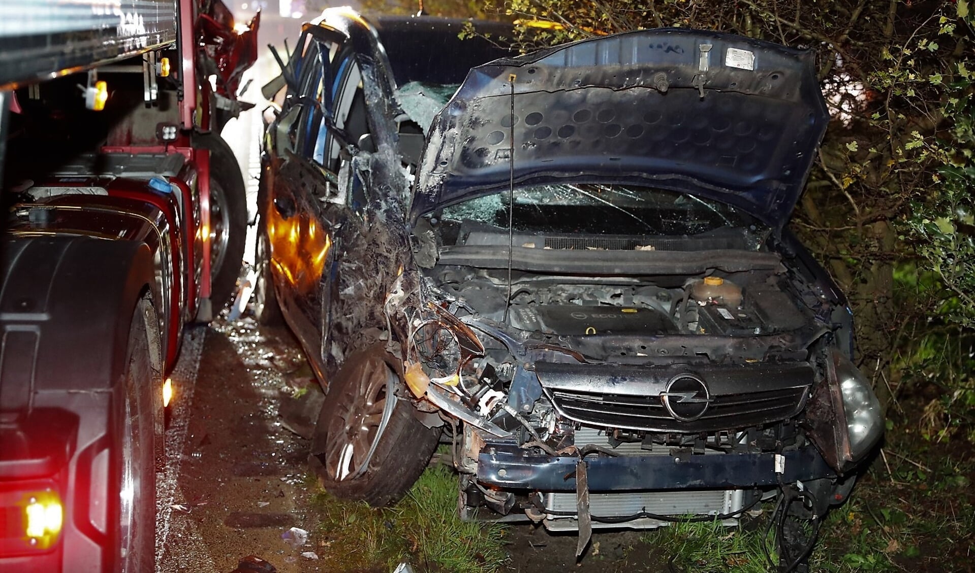 Bij het ongeval op de N34 waren meerdere personenauto's en een vrachtwagen betrokken. (foto: Persbureau Drenthe)