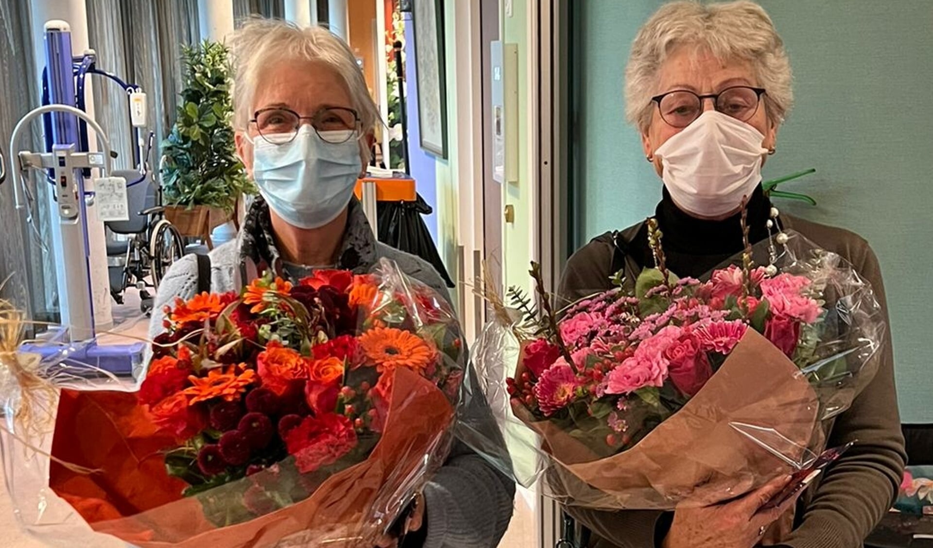 Jannie Bos (links) en Tineke Miesker zijn in de bloemen gezet (foto Tineke van Tilburg).
