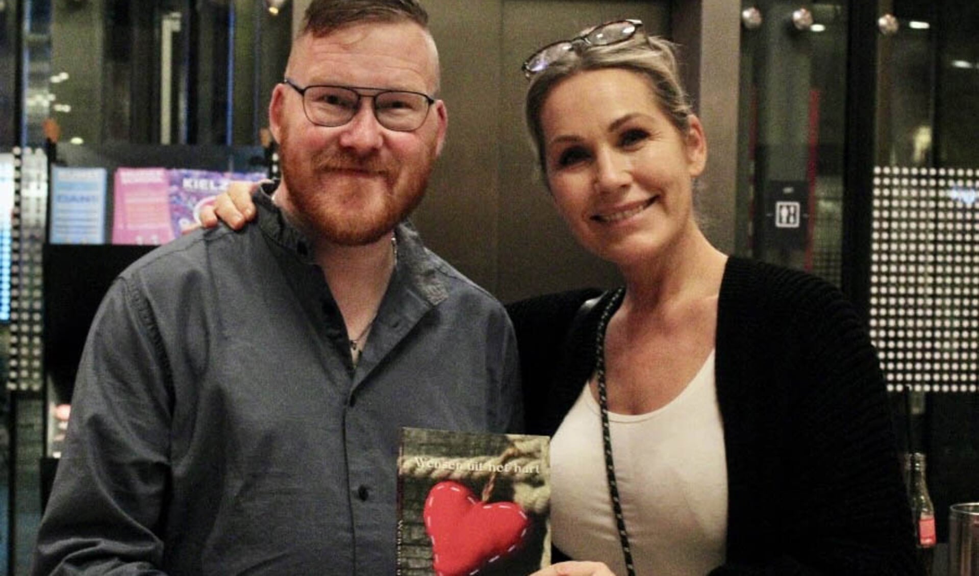 Gerard Rozeboom met Tanja Jess na de aanbieding van het boek.