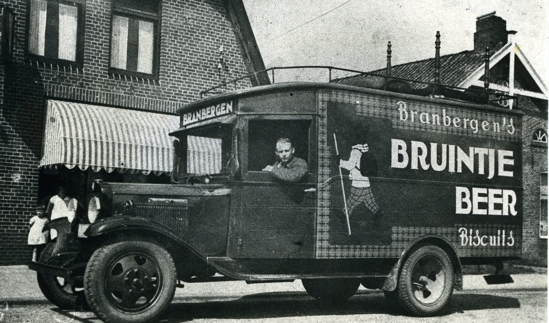 Bruintje Beer verscheen ook op de transportmiddelen van de koekjesfabriek Branbergen, zoals hier op een vrachtauto. (foto: collectie SHC)