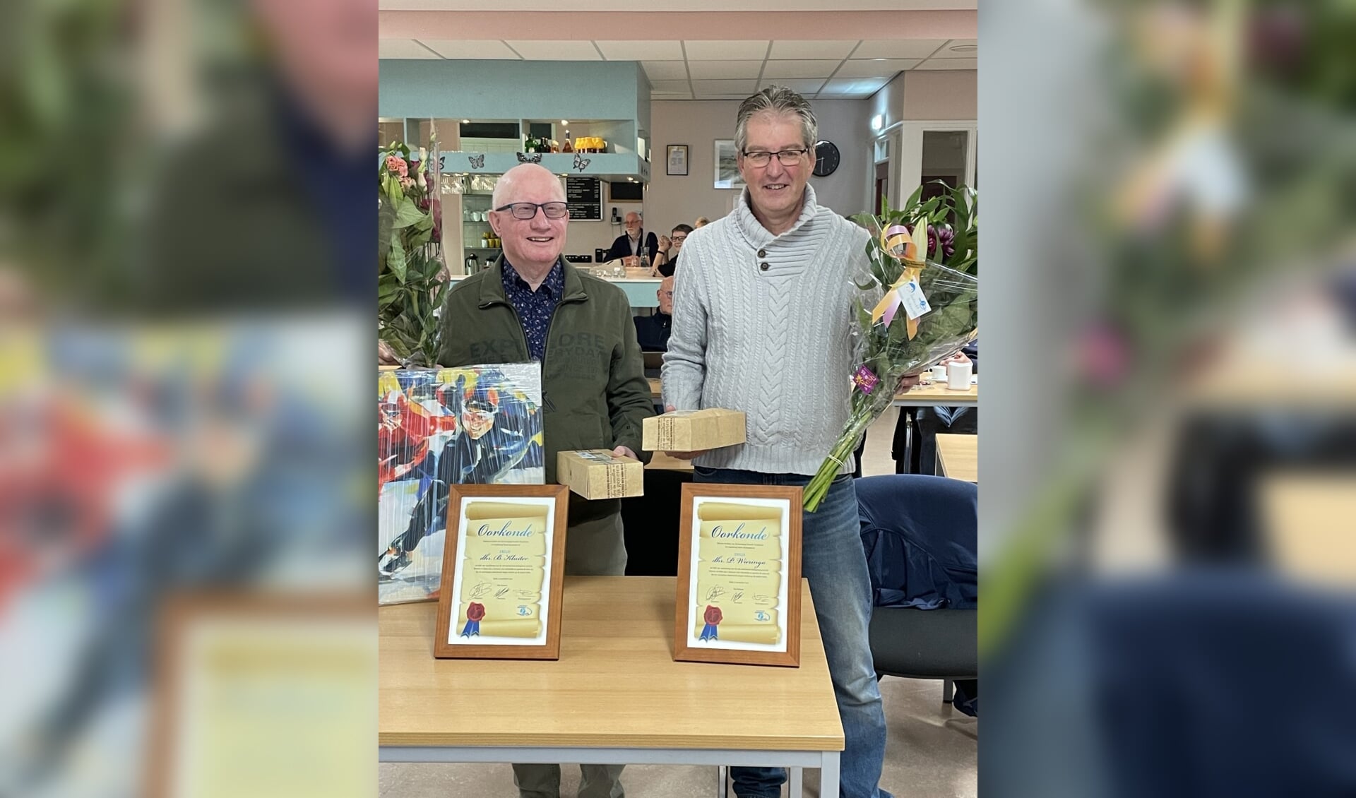 De ereleden Piet Wieringa (rechts) en Bennie Kluiter.