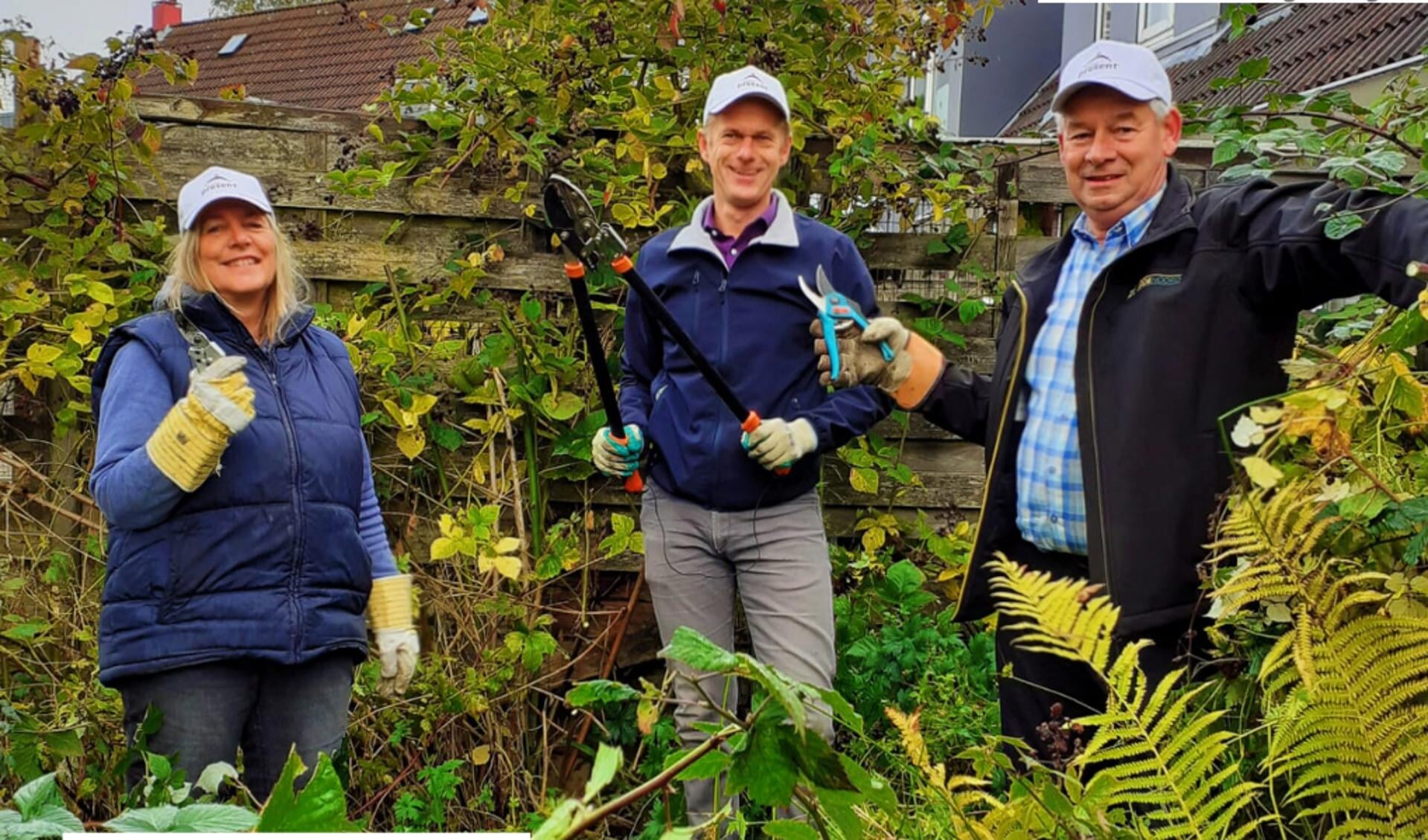 Margriet Donker, Johan Heijink en Kor Berghuis kijken met tevredenheid terug op de tuinklus.