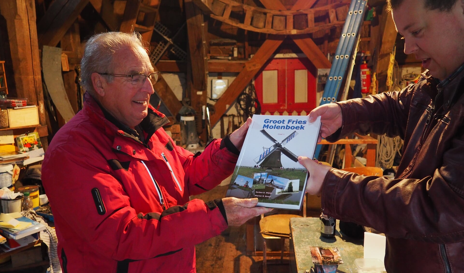 Jan Tigelaar ontvangt het 'Groot Fries Molenboek' als dank voor het vele werk dat hij verricht.