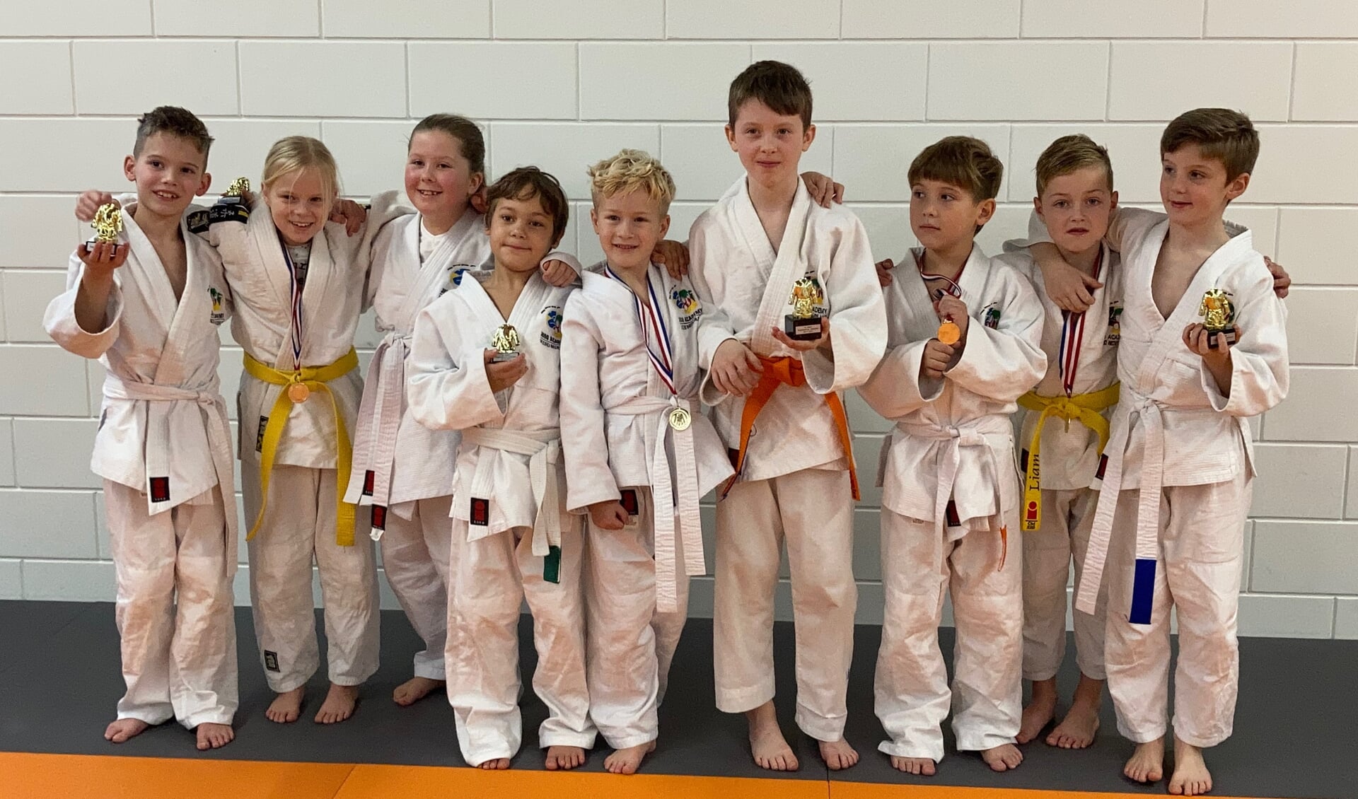 Judoka's van Judo Academy NN tonen trots hun prijzen.