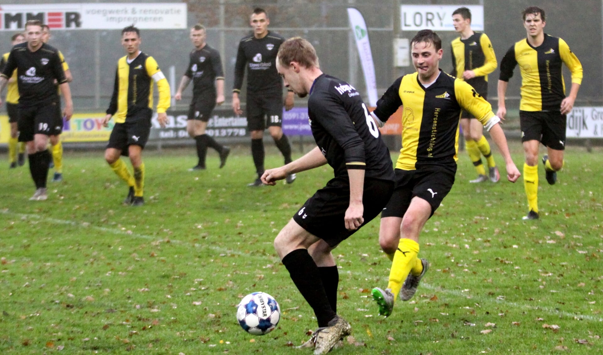 Roan Bruinsma (6), de maker van het enige FC Klazienaveen-doelpunt, wordt hier onder druk gezet door een ZZV- speler. (foto Bennie Wolbers)  