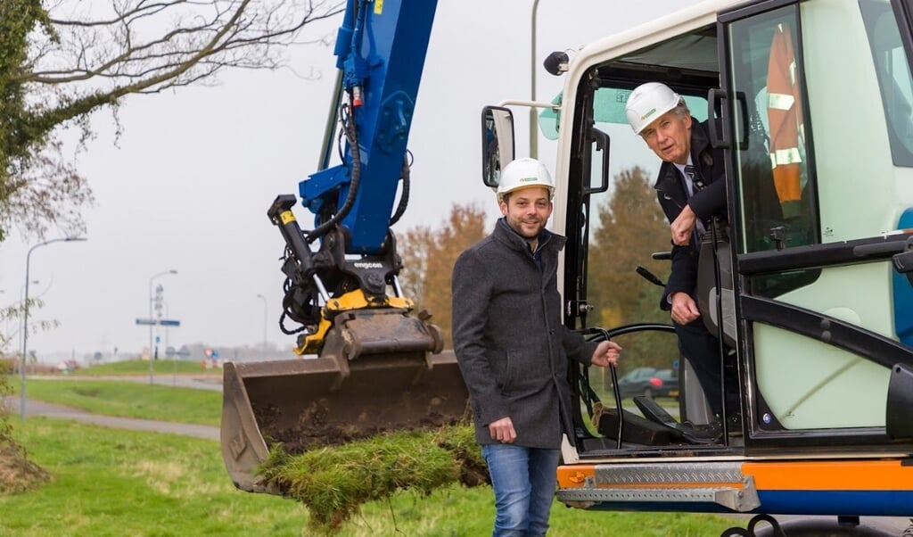 Cees Bijl en René van der Weide hebben het startsein gegeven voor de bouw van het nieuwe viaduct (foto Guido Hansman).