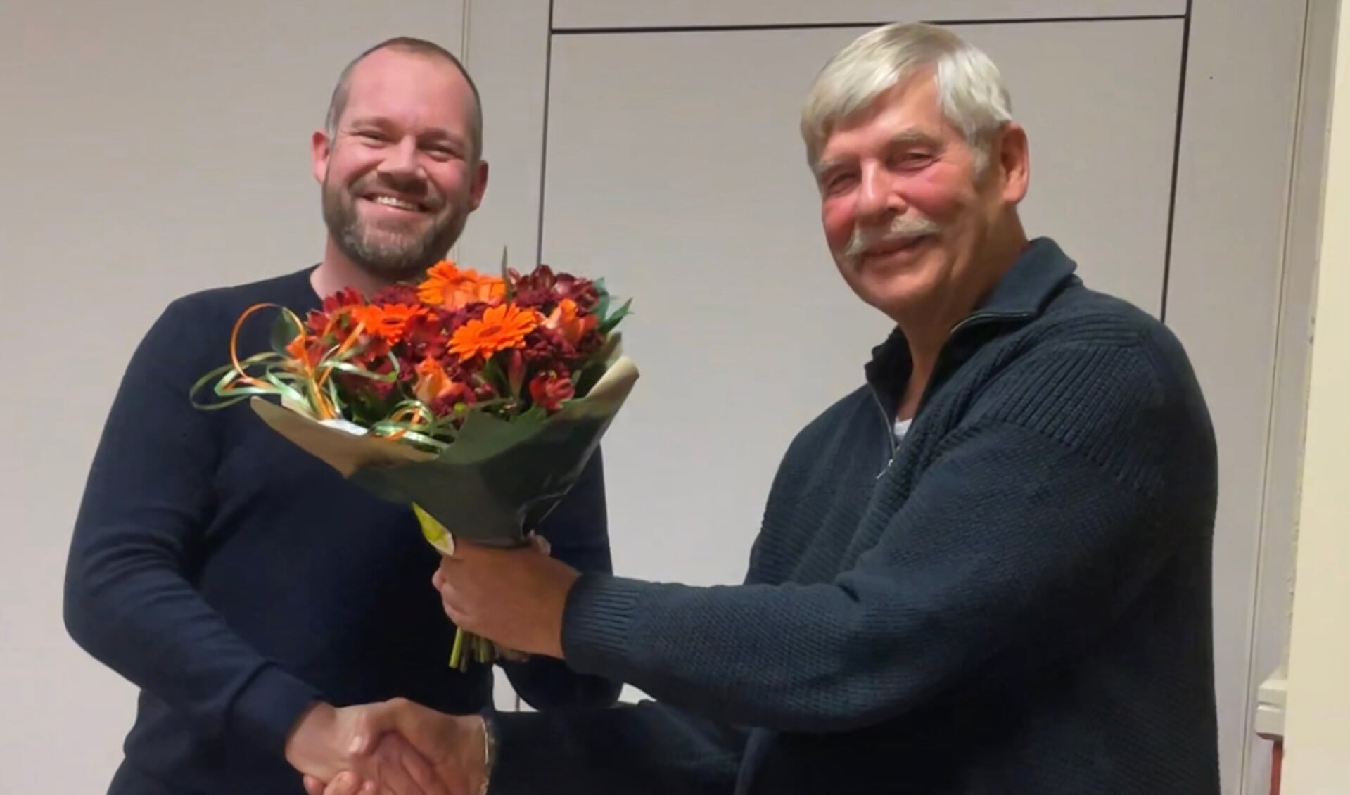 Partijvoorzitter Casper Kloos (rechts) feliciteert Jurryt Vellinga met zijn verkiezing tot lijsttrekker van Leefbaar Tynaarlo.