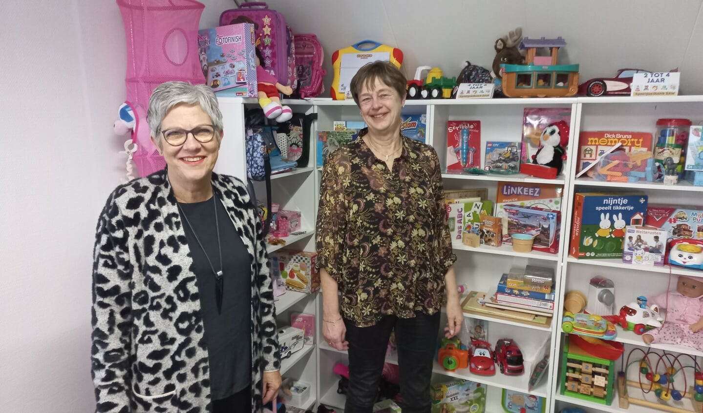 Anja Knol (links) en Cora Top zijn de coördinatoren van de speelgoedbank.