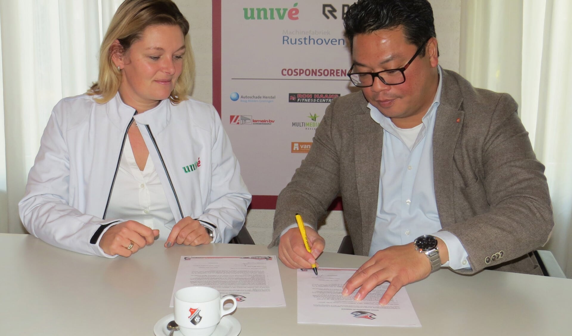 Het contract wordt getekend door Wilrieke van der Zwaag van Univé en VV Hoogezand-voorzitter Andy Kasto.