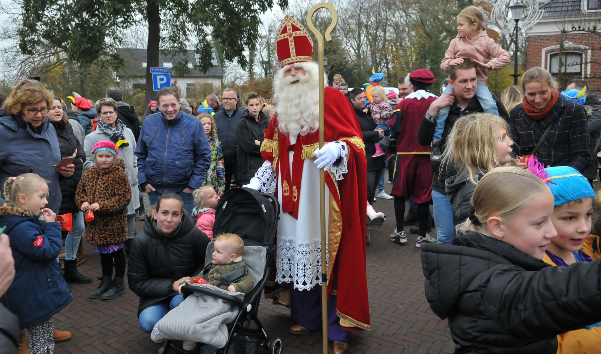 Het weerzien met de Sint verliep in Middelstum bijzonder hartelijk.