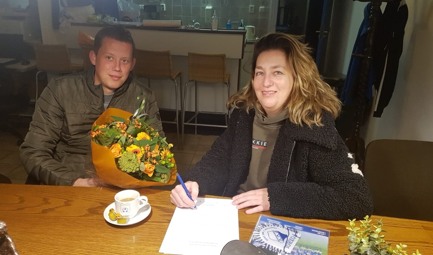 Patrick Santing van FVV en Nicole Overzee van Budgetbeheer Eemsdelta ondertekenen de sponsorovereenkomst.