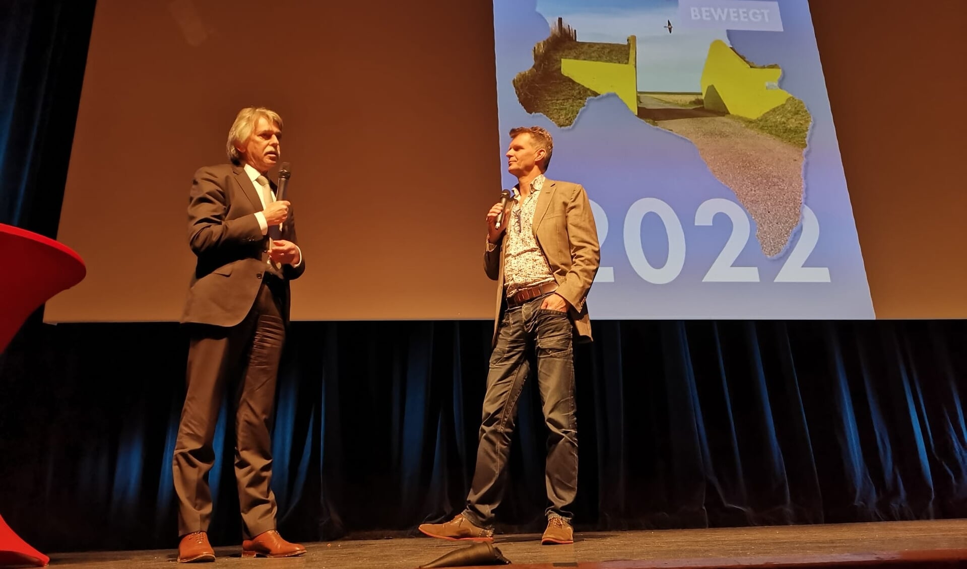 Gerard Beukema en Hent Hamming tijdens de officiële presentatie van de Groninger Scheurkalender.