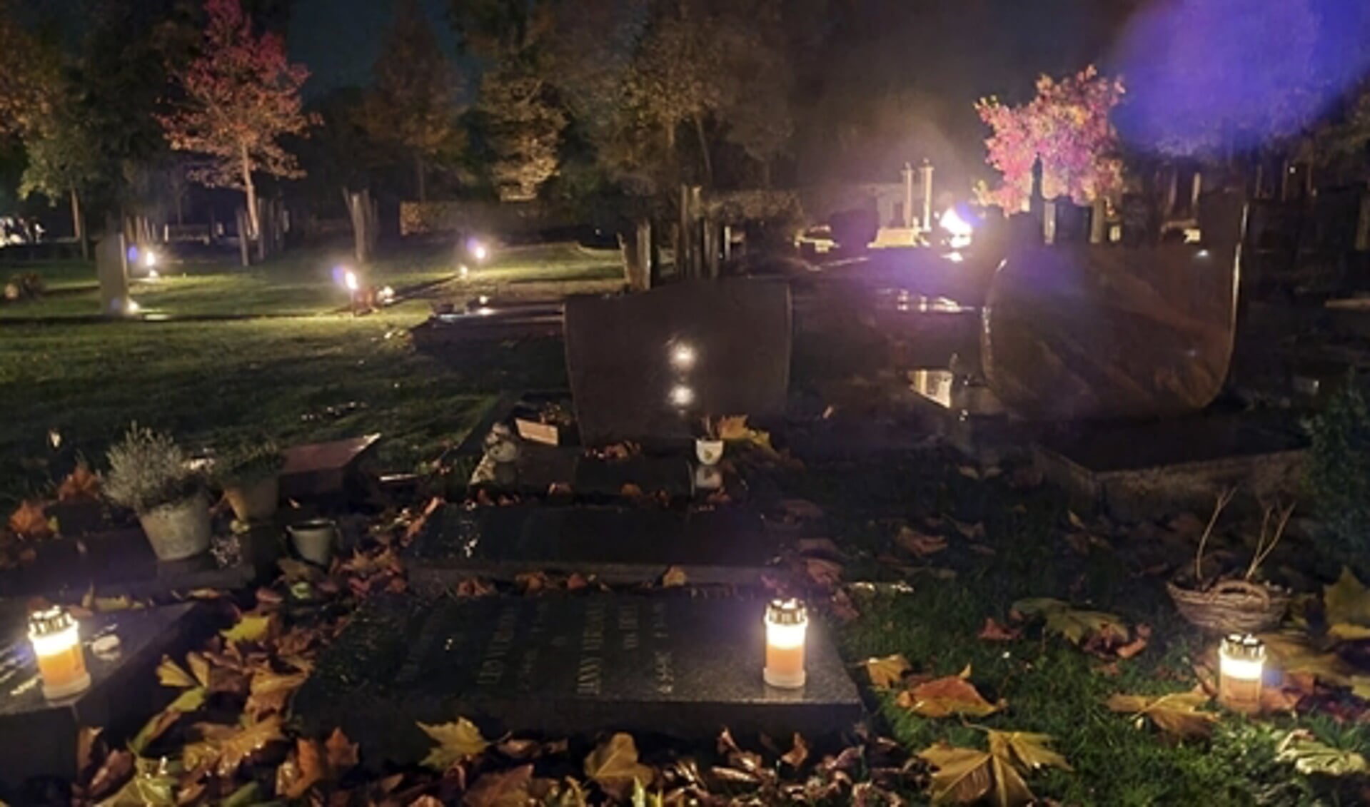 De begraafplaats in Gieten was sfeervol verlicht met kaarsen en fakkels. (eigen foto)