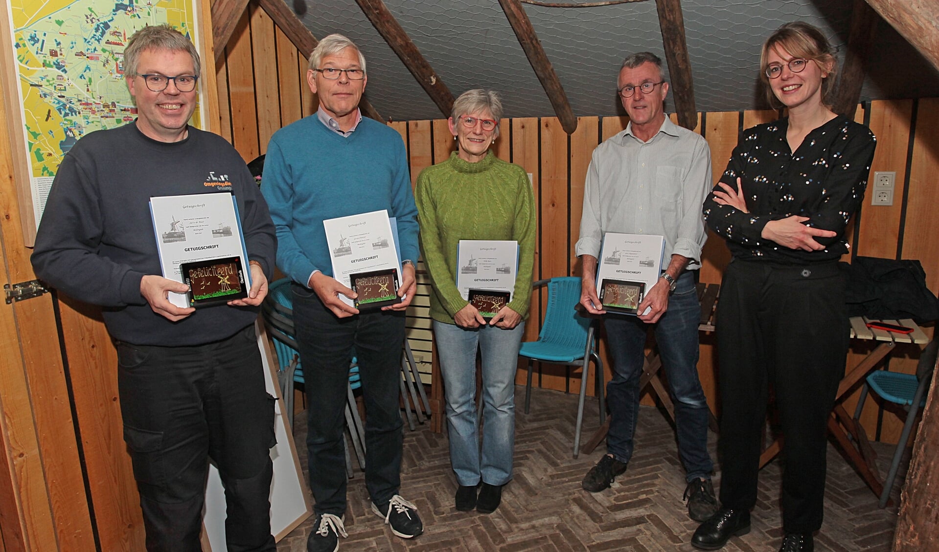 De molengidsen die hun certificaten ontvingen uit handen van Marjan Brouwer met vanaf links Jacco de Maat, Gerard Bontjer, Willy Baas, Gert Hogendorf. Jan Wehrmeijer ontbreekt op de foto. Foto: Bert Woltjes.   