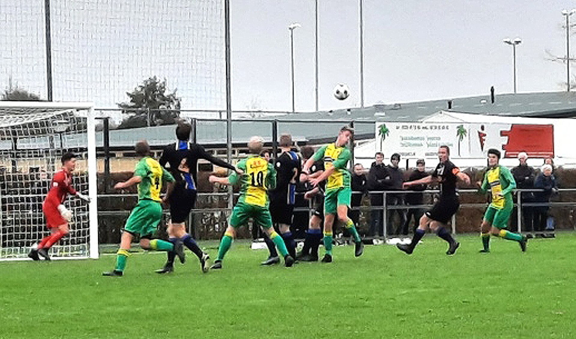 FIT Boys ging tegen FC Ommen strijdend ten onder (foto Maurits Beuling).