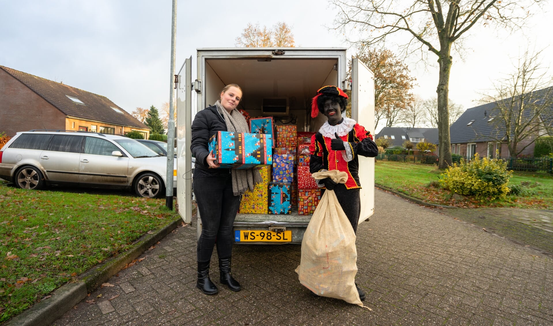 Maruschka Ellenbroek uit Gieterveen bezorgde samen met de Piet zo'n vijftig pakketten in de regio. (foto: LK Media)