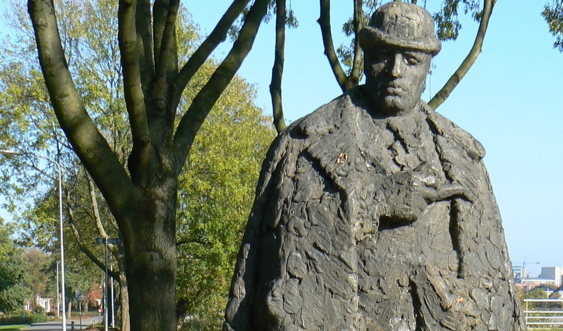Het standbeeld van Maigret in Delfzijl.