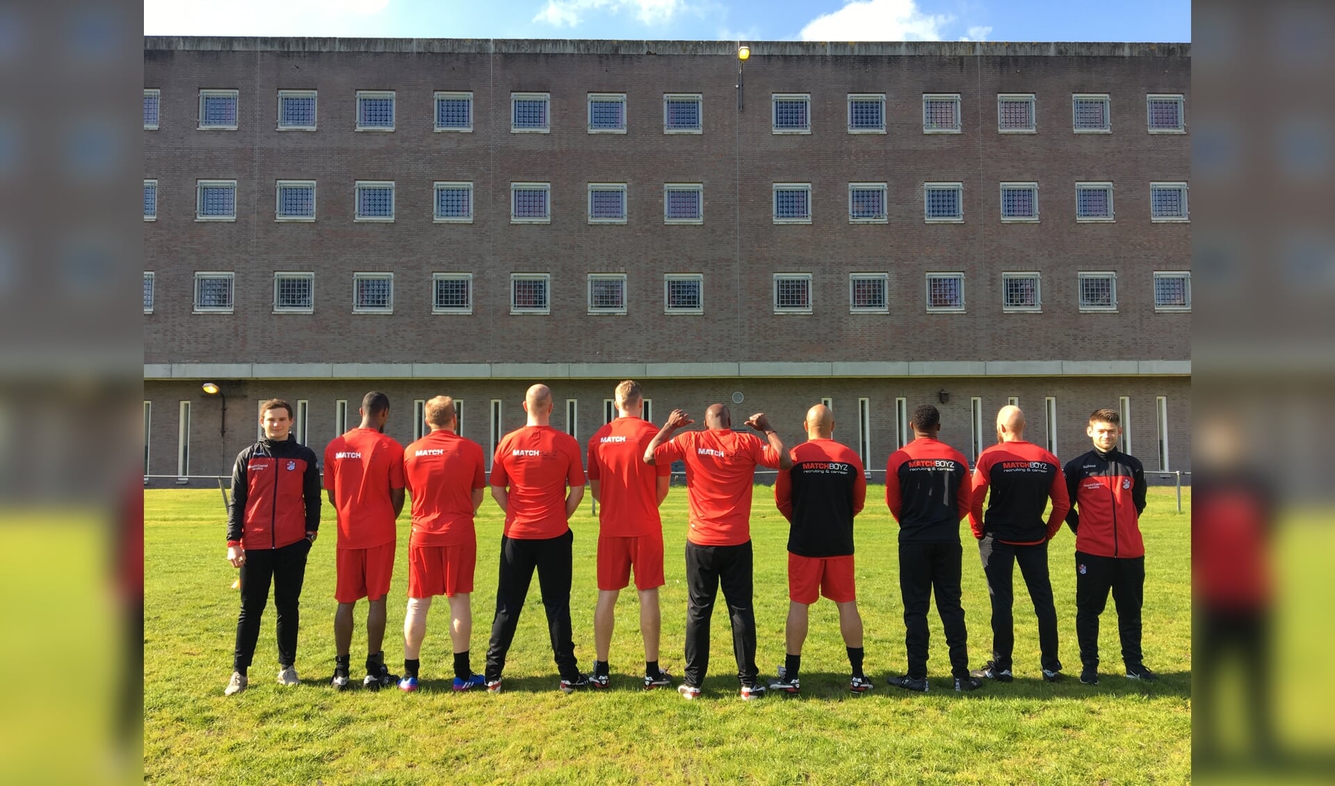 De gedetineerden krijgen training van trainers van FC Emmen.