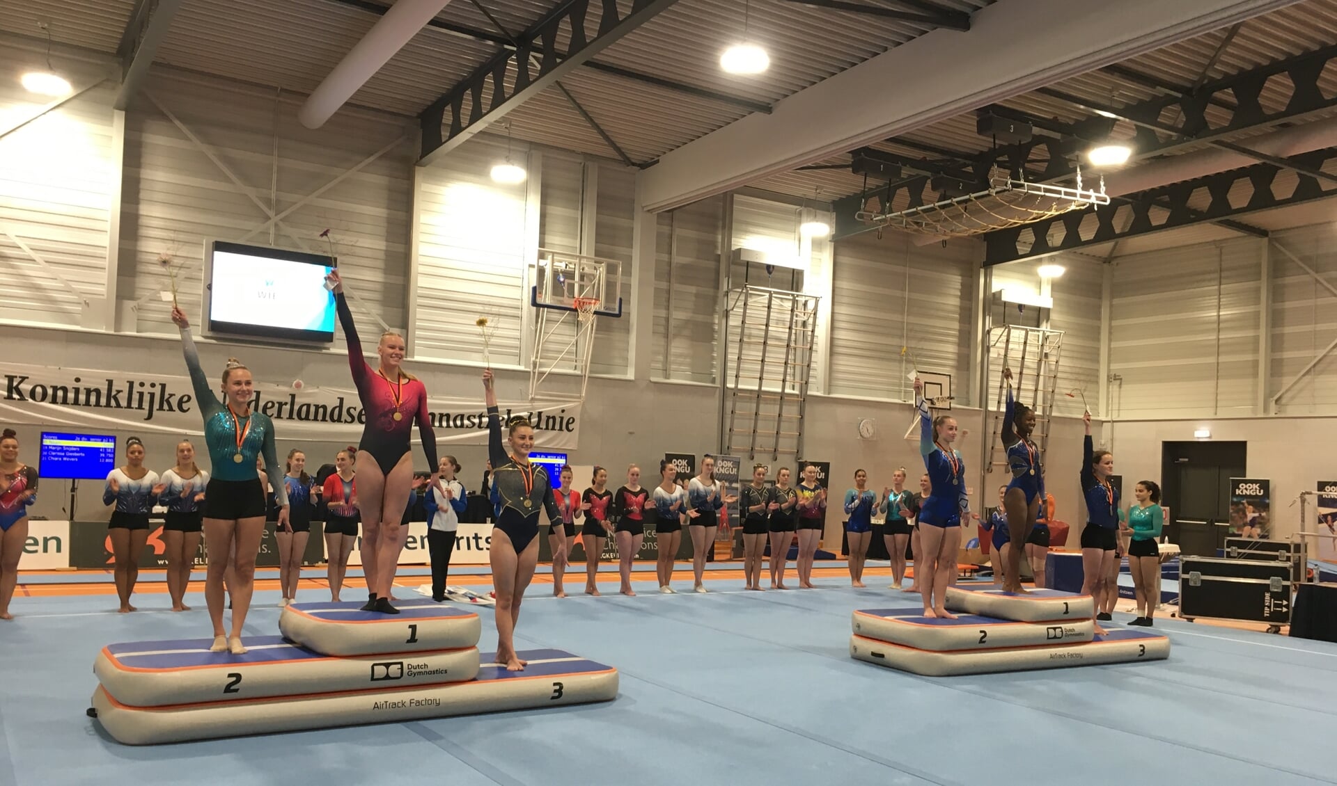 Deelneemsters worden gehuldigd tijdens de turnwedstrijd in sporthal Groote Veen.