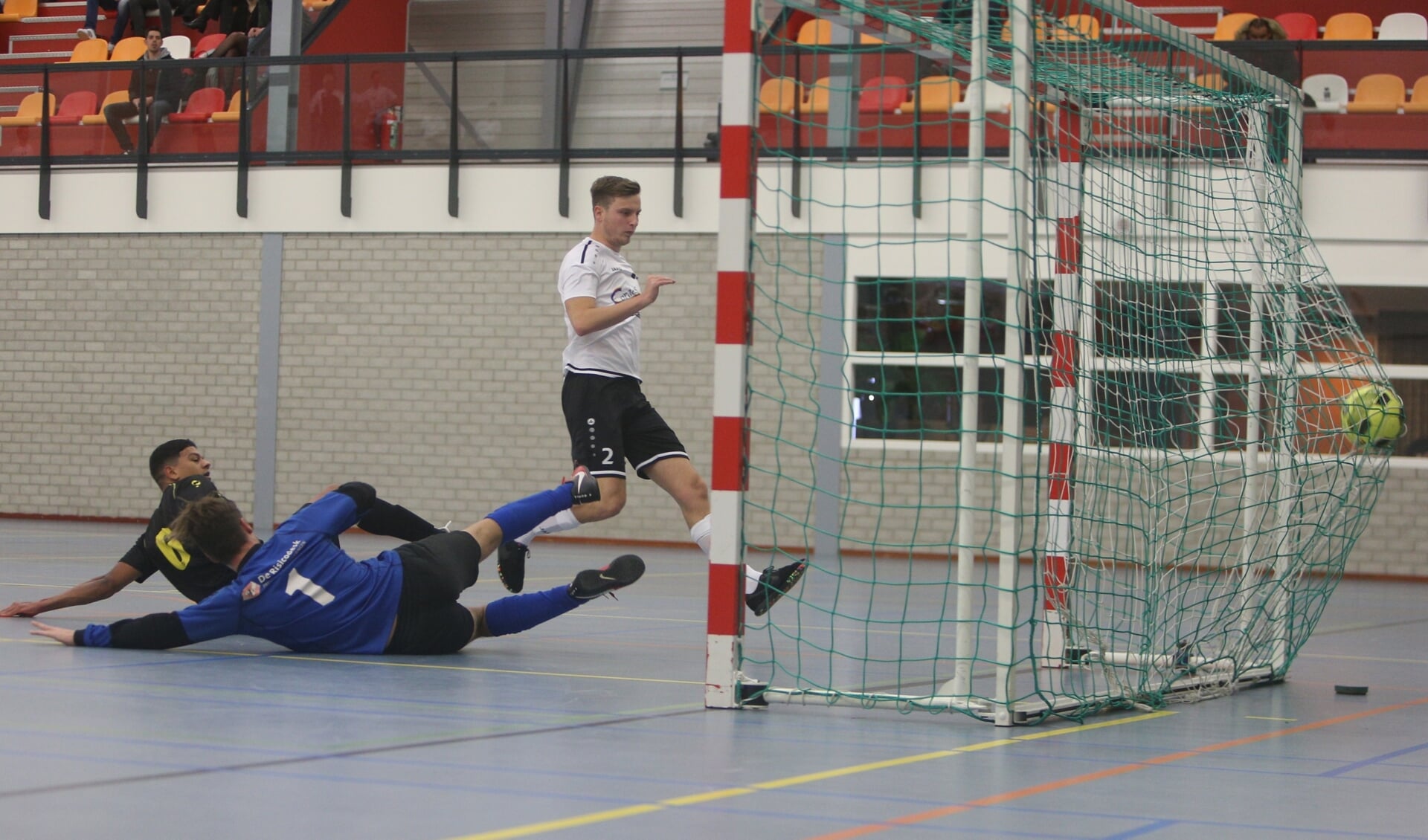 Na matig ingrijpen van de FVC-doelman zet Jens Posthumus Futsal Usquert op 5-1. Foto: Ronnie Afman.   