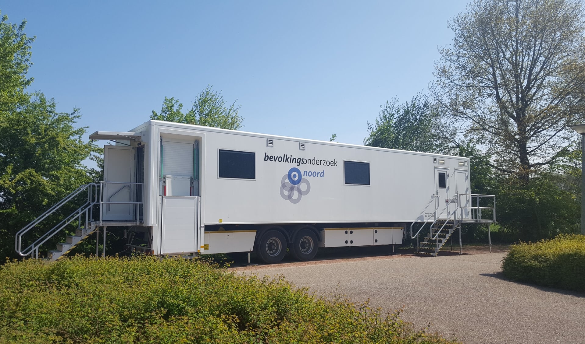 De onderzoekwagen staat de komende weken bij de sporthal in Annen. (foto: Bevolkingsonderzoek Noord)