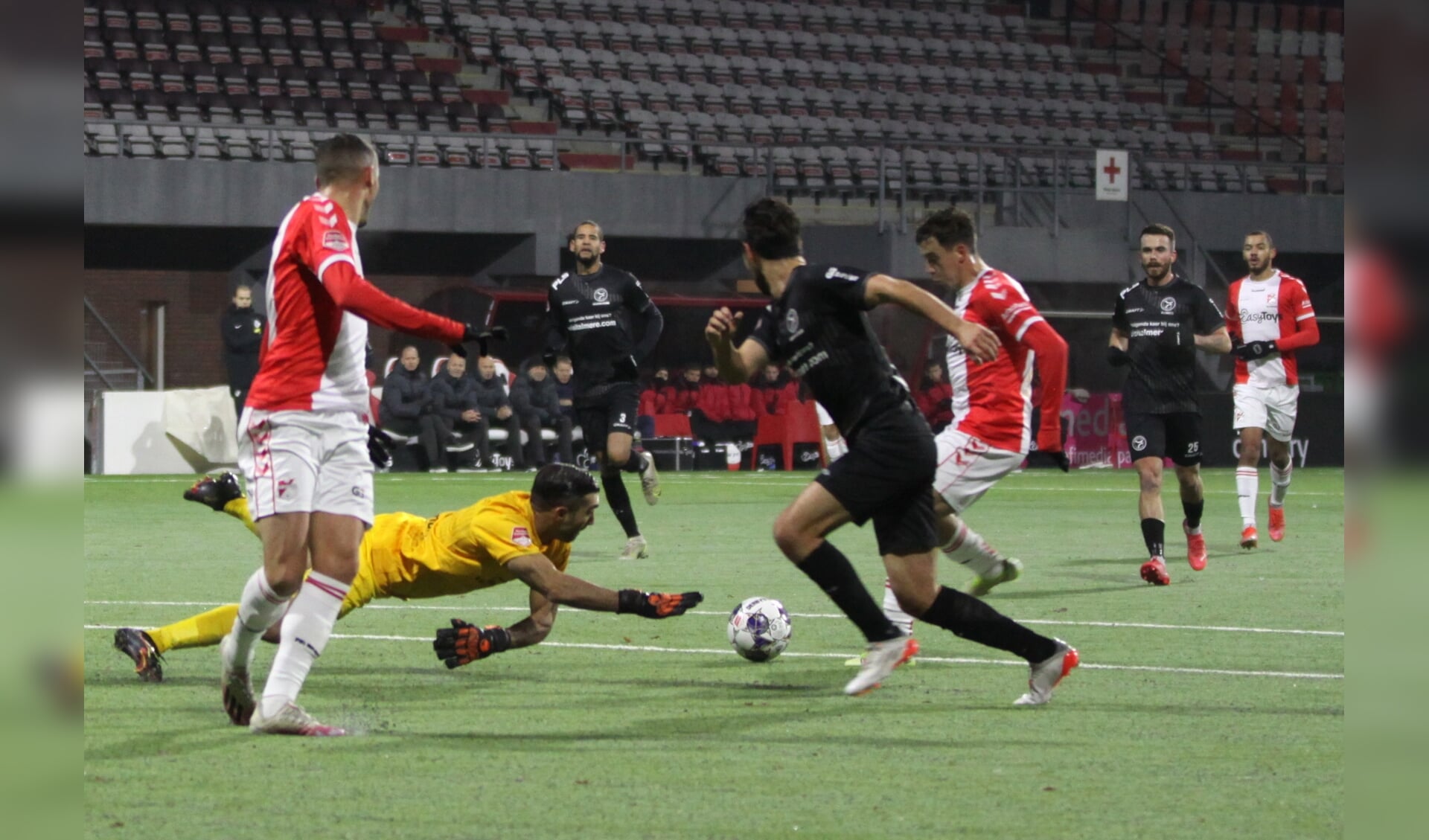Jason-Amin Assehnoun stuurt de bal langs de mis graaiende Almere City FC-doelman Agil Etamadi en scoort de 2-0. (foto Bennie Wolbers)