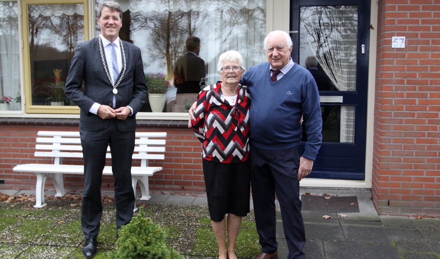 Burgemeester Eric van Oosterhout kwam de felicitaties namens het gemeentebestuur overbrengen. Foto: Bennie Wolbers.