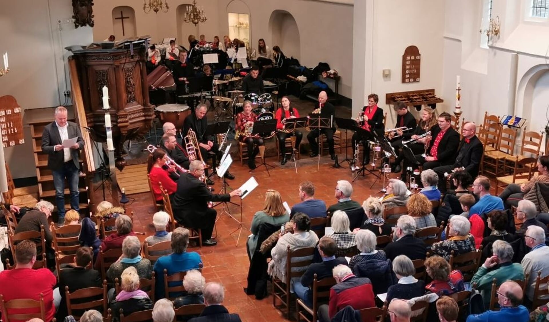 Klein Orkest Rolde & Jacco Fluks tijdens de voorstelling in 2020 in de Jacobuskerk in Rolde. (eigen foto)