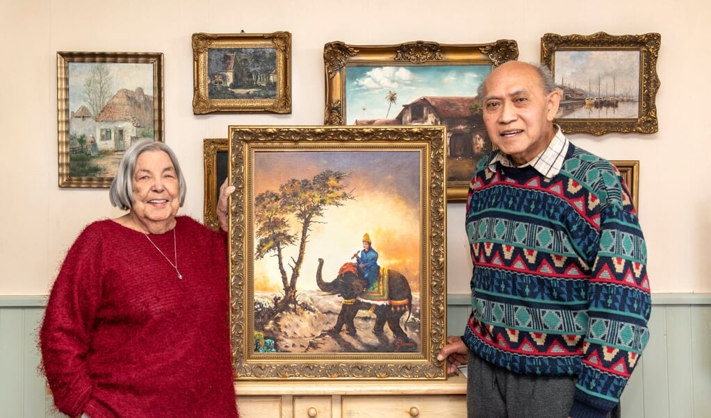 Het jubilerende echtpaar Corrie en Jan Averson met een van de werken van Jan. (foto: Auniek Klijnstra)