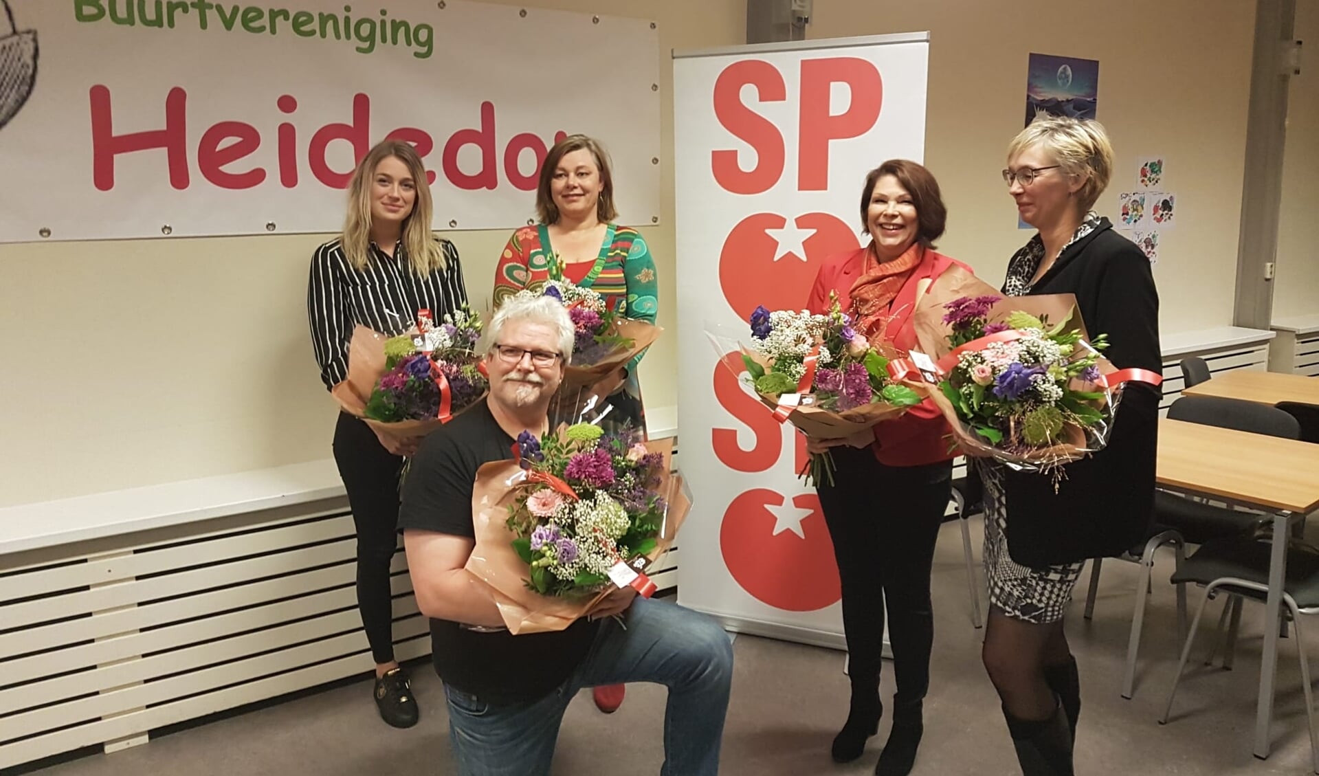 Machteld Luijken (in het rood) is de nieuwe lijsttrekker van de SP in de gemeente Stadskanaal. (foto: SP Stadskanaal)