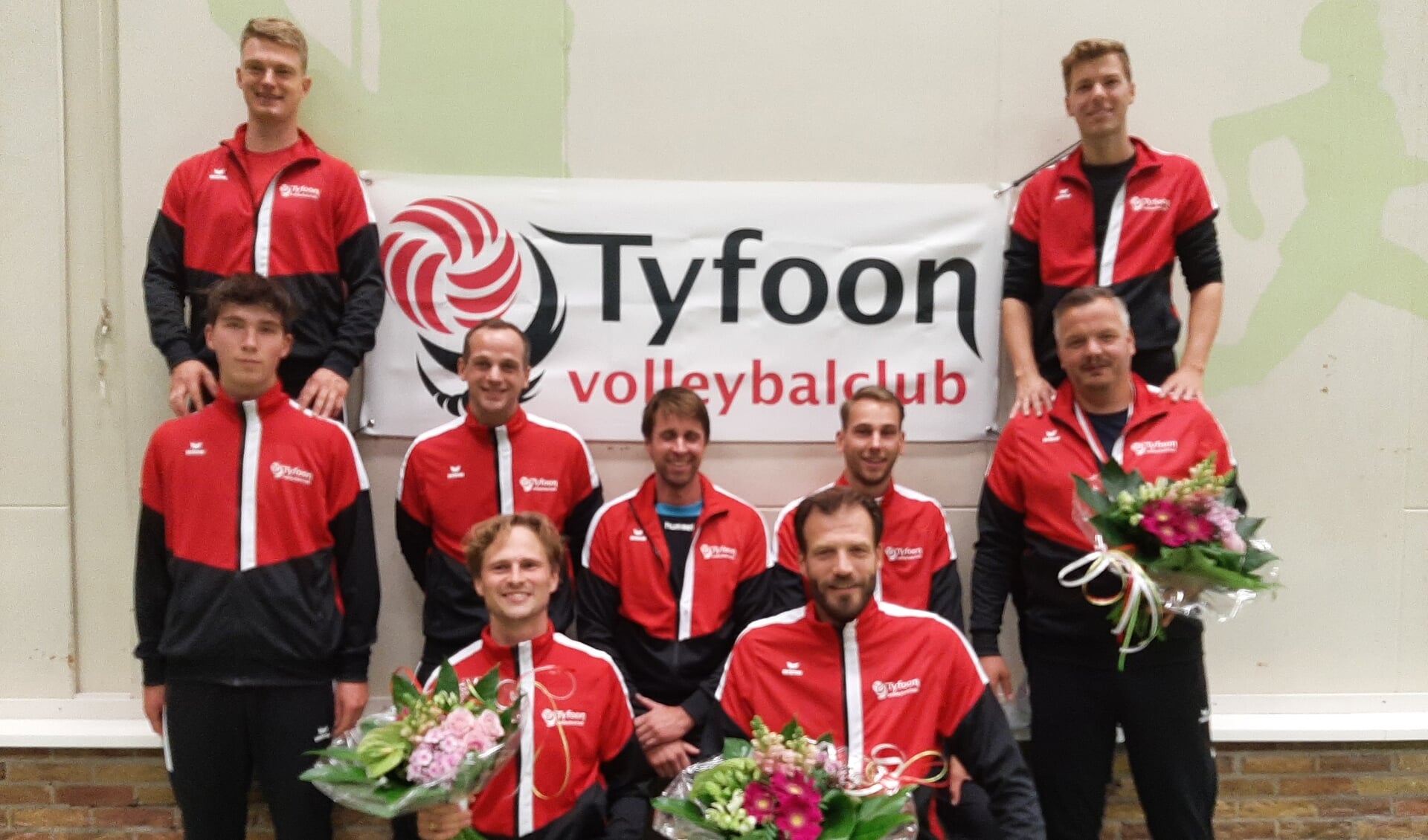 De Heren 1 van volleybalclub Tyfoon zijn in het nieuw gestoken. (eigen foto)