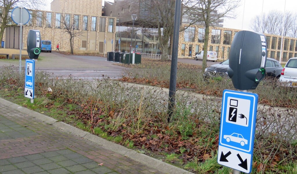 Achter het gemeentehuis in Hoogezand staat een aantal laadpalen. Aan inwoners wordt nu gevraagd waar die nog meer moeten komen.