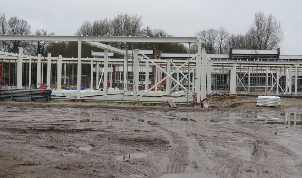 De staalconstructie voor Kindcentrum Hoogezand-West is nagenoeg klaar.