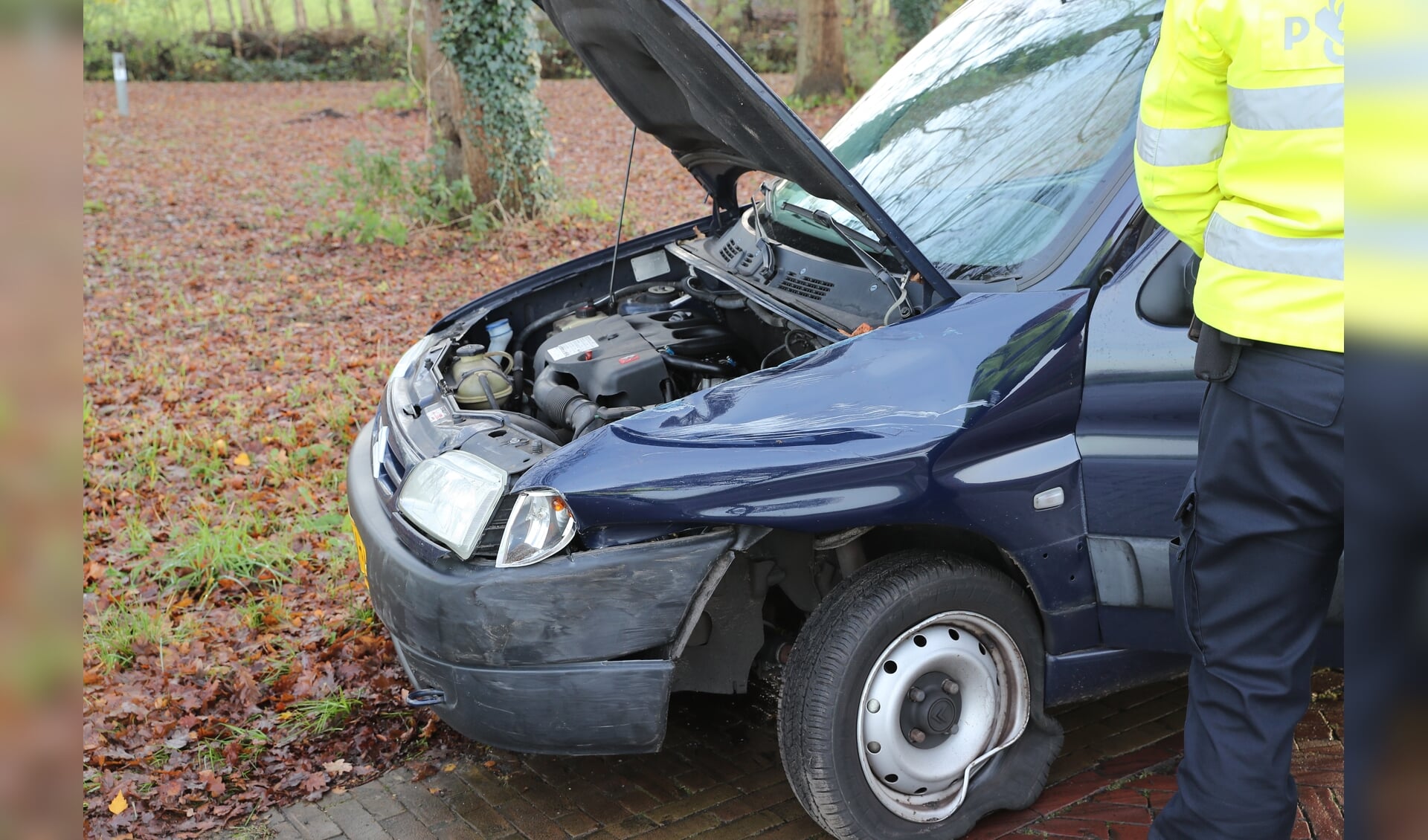 Bij de botsing raakte ook de auto van de gewonde bestuurster zwaar beschadigd. (foto: Persbureau Drenthe)
