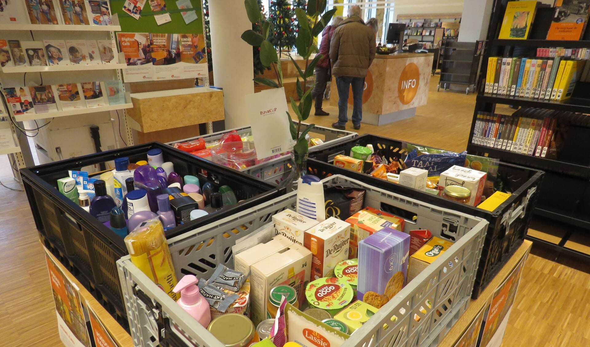 Goed gevulde kratten met producten voor de Voedselbank in de bibliotheek in Hoogezand.