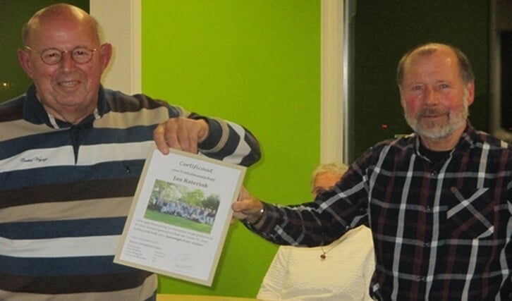 Jan Raterink kreeg uit handen van voorzitter Fred Snoep een certificaat van zijn erelidmaatschap. (foto: Freek Goeree)