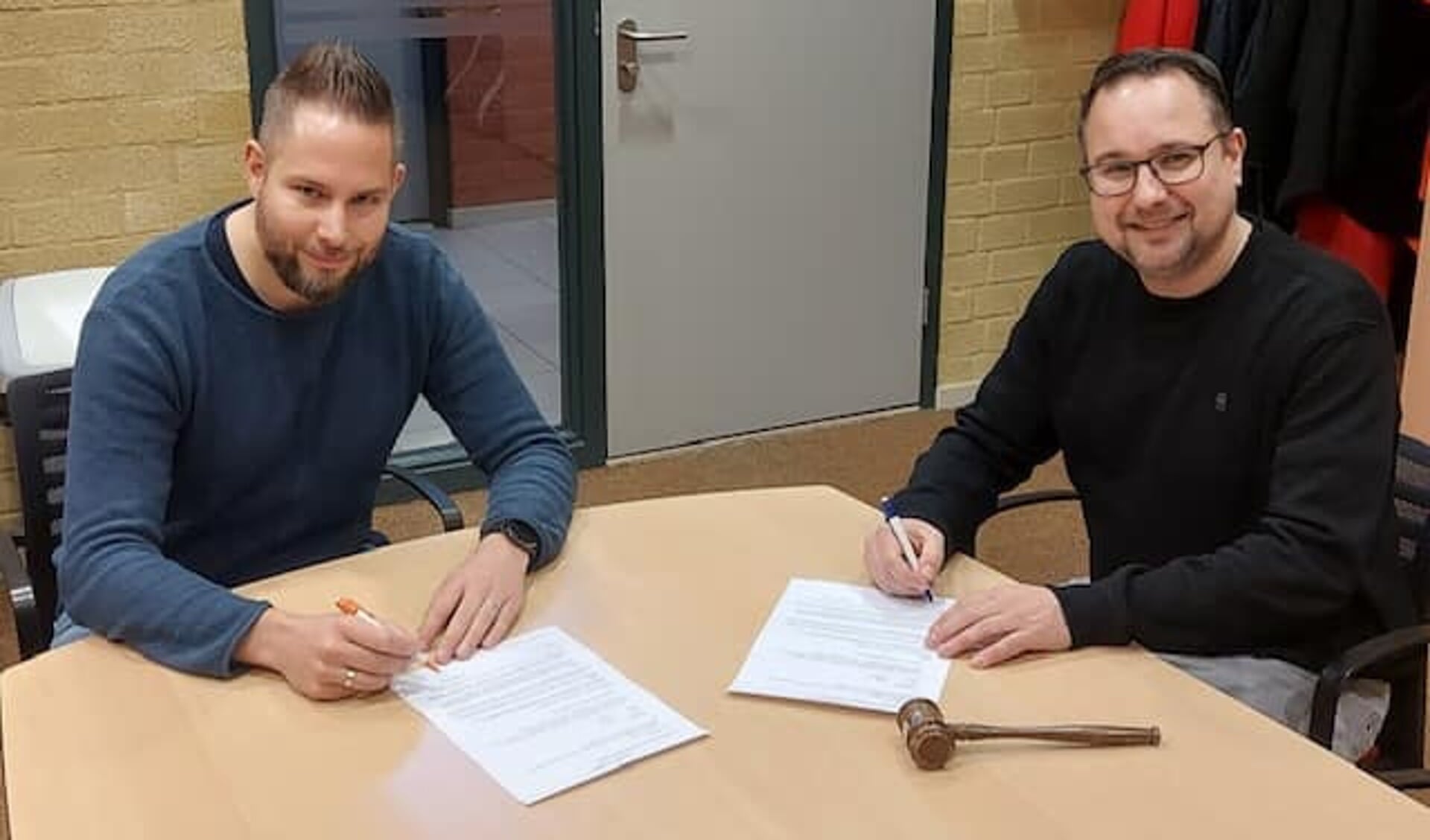 Sander Eising tekent het contract (eigen foto).