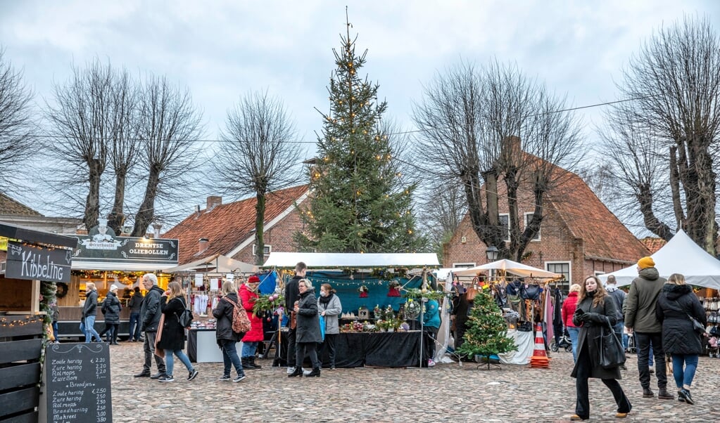 De aangepaste opzet van de kerstmarkt in Bourtange is zonder problemen verlopen. (foto: Auniek Klijnstra)