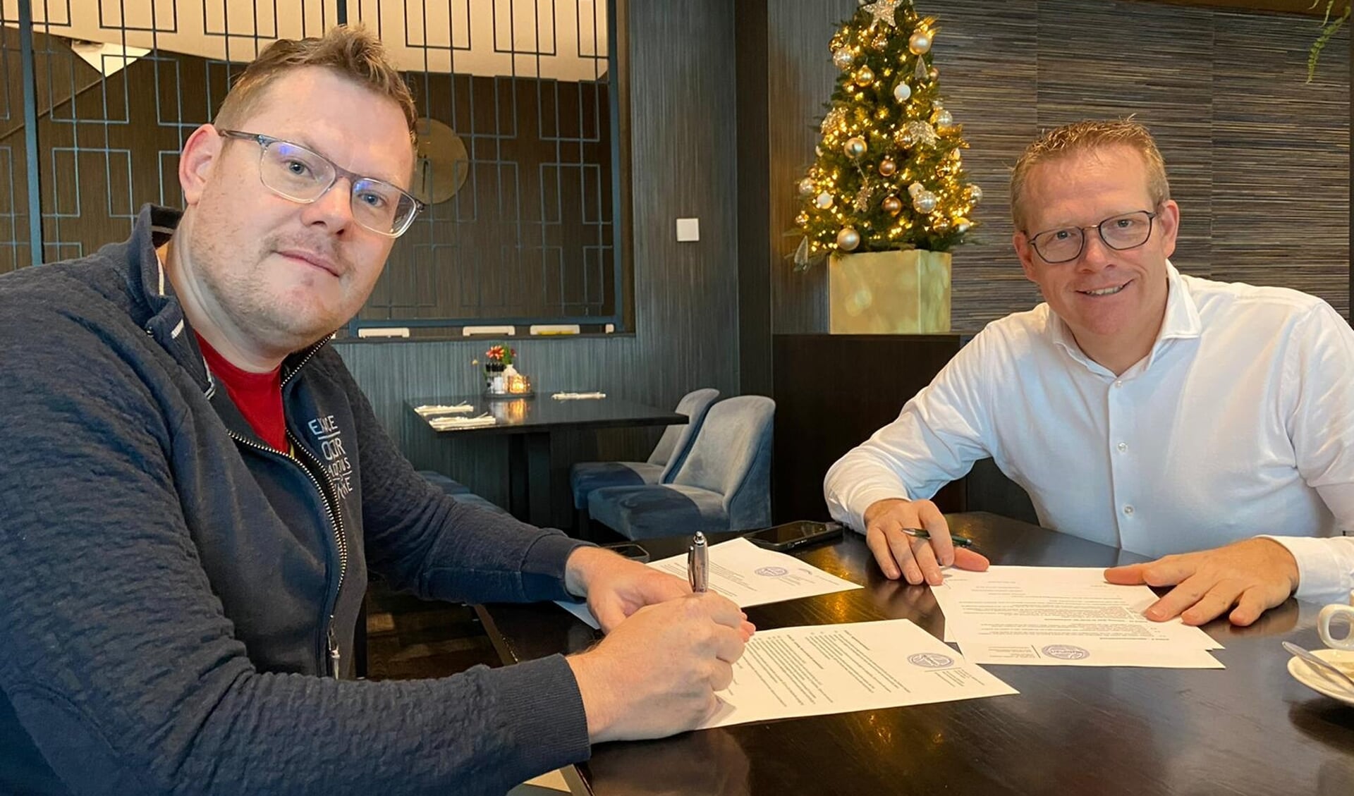 Geert Jan Kroon tekent het contract. Heman-voorzitter Johan Troelstra is blij.