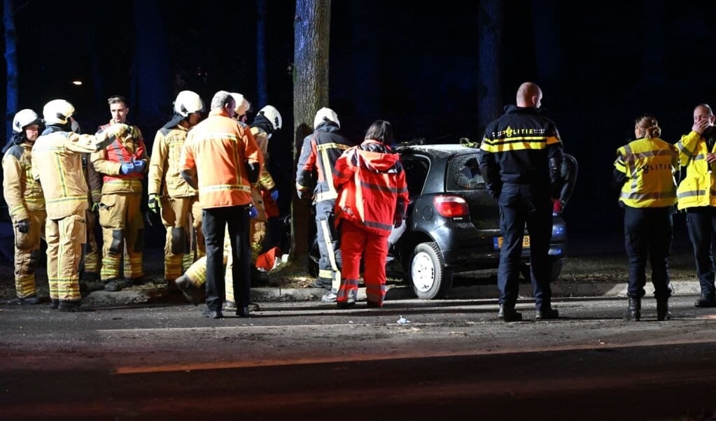 De hulpdiensten ontfermen zich over het slachtoffer. (foto Persbureau Drenthe/Herman van Oost)