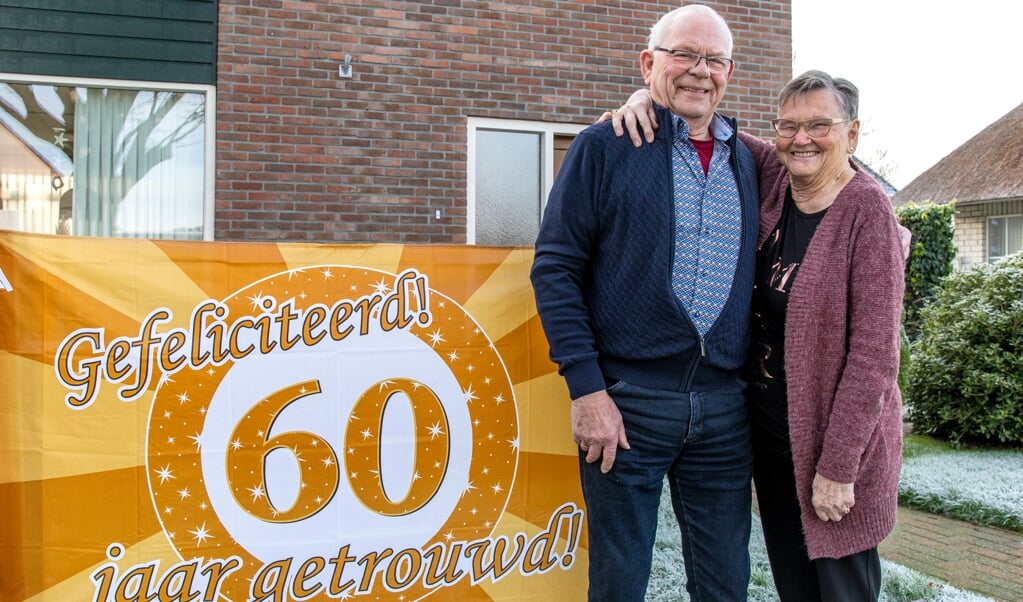 Henk en Trui de Vries uit Musselkanaal vieren vandaag het heugelijke feit dat ze 60 jaar getrouwd zijn. (foto: Auniek Klijnstra)