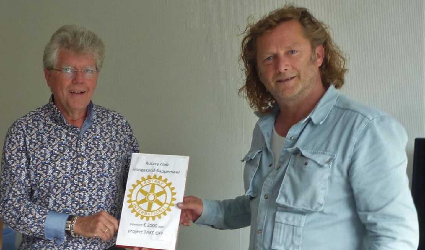De symbolische overhandiging van de Rotary-donatie door Wybe Nauta, voorzitter van Rotary H-S, aan Alexander van der Woude, manager primair proces bij Wender.