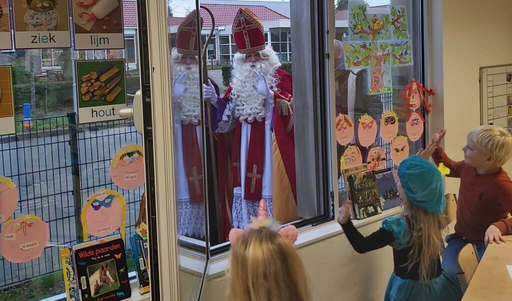 Sinterklaas komt aan bij Spriknust. De kinderen konden het hele bezoek volgen via een livestream.